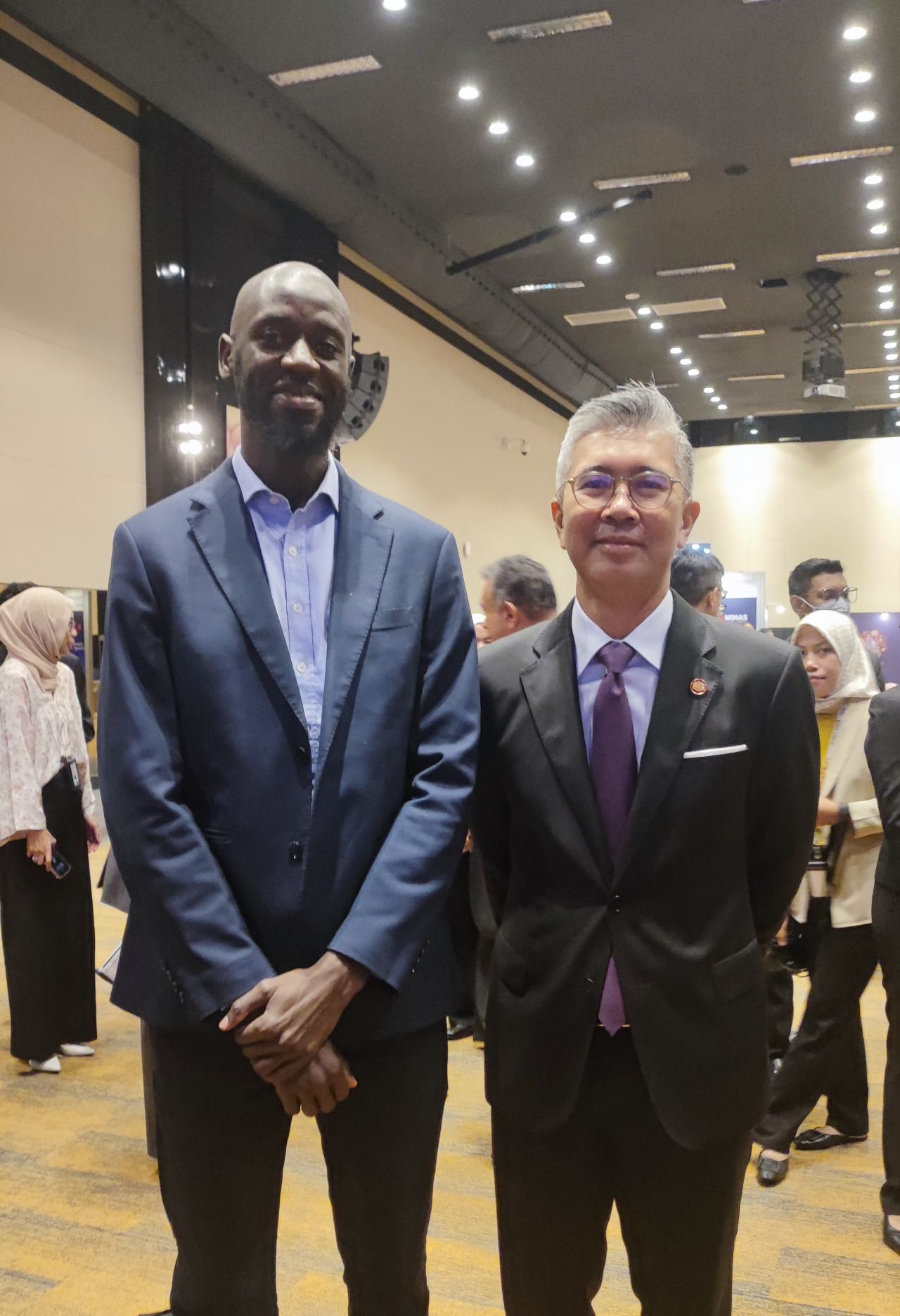 Mamadou Ndiaye avec Monsieur le Ministre du Commerce, de l'Industrie et de l'Investissement de Malaisie